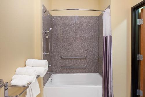 パサデナにあるLa Quinta by Wyndham Pasadena Northのバスルーム(バスタブ、シャワー、タオル付)