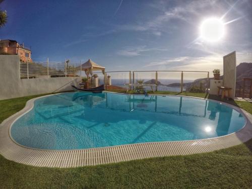 una grande piscina sul lato di una casa di Casa Siciliano a Ischia