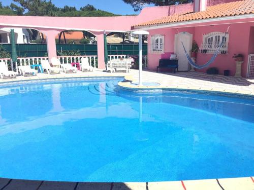 One bedroom appartement with shared pool furnished balcony and wifi at Sintra 3 km away from the bea