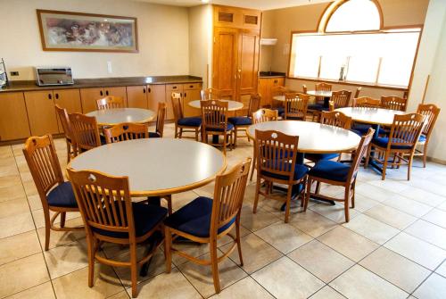 a dining room with tables and chairs in a restaurant at Microtel Inn & Suites by Wyndham Chihuahua in Chihuahua