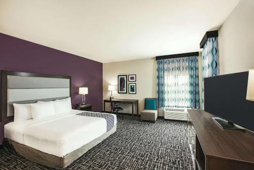 una camera d'albergo con un grande letto e una TV di La Quinta by Wyndham McAllen La Plaza Mall a McAllen