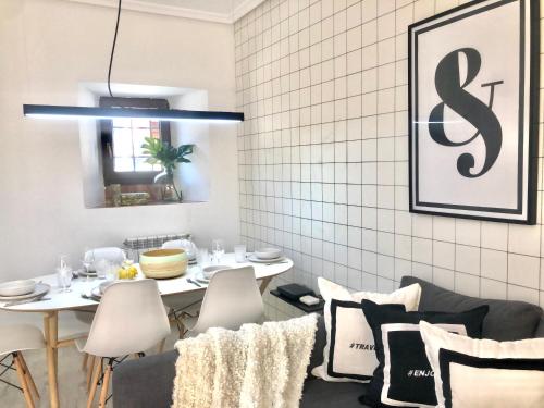 a dining room with a table and chairs at VUT iDesign in Avila