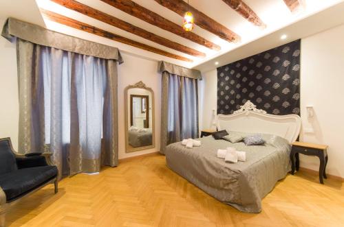 ein Schlafzimmer mit einem Bett, einem Sofa und einem Stuhl in der Unterkunft Residenza la Torretta in Venedig