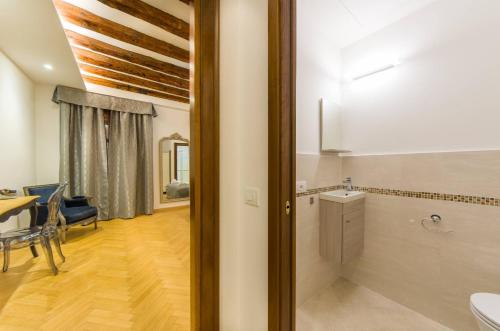 ein Bad mit einem Waschbecken und einem WC in einem Zimmer in der Unterkunft Residenza la Torretta in Venedig