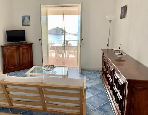 sala de estar con sofá y mesa de cristal en Casa Siciliano en Ischia