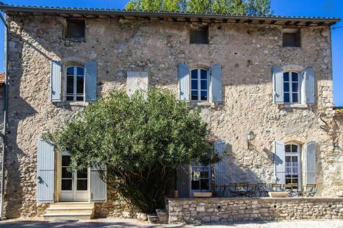 Photo de la galerie de l'établissement Stunning farmhouse with heated private pool in Provence, à Pernes-les-Fontaines