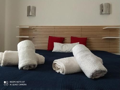 łóżko z dwoma rolkami ręczników w obiekcie Sea View w mieście Portimão