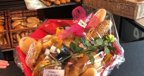 ラブホテルの敷地内または近くでの食事または食べ物