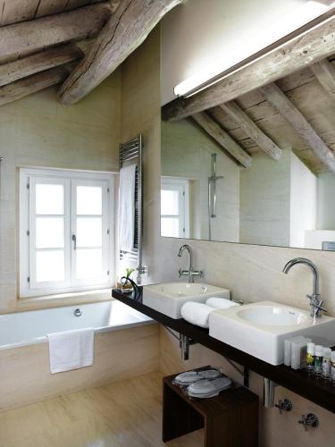 a bathroom with two sinks and a large mirror at Hotel Villa Paulita in Puigcerdà