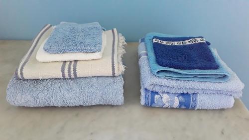 two stacks of towels sitting on a table at La maison d'Alruna in Beauchalot