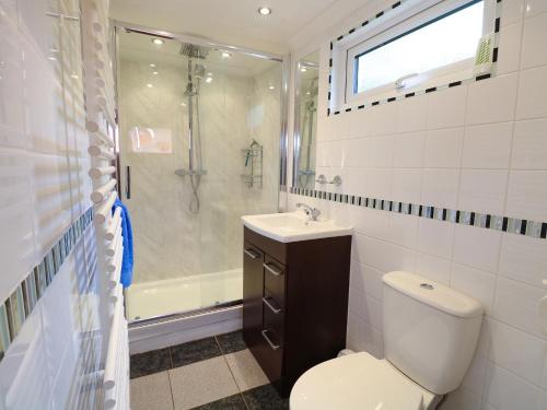 Vannituba majutusasutuses 2 Lock Cottages