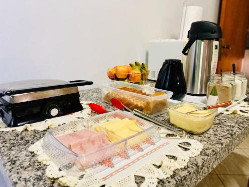 una encimera con un montón de comida. en Hotel Universitário Goiatuba, en Goiatuba