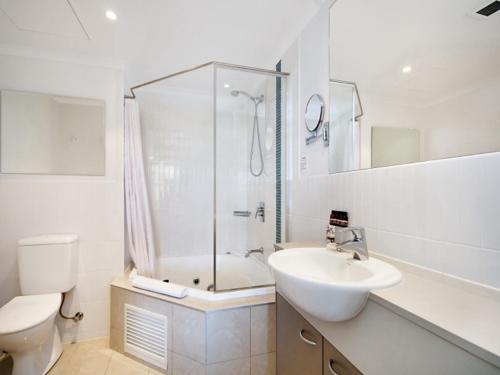 W łazience znajduje się prysznic, umywalka i toaleta. w obiekcie Ocean Panorama - 1 Bedroom Oceanview Apt w mieście Ettalong Beach