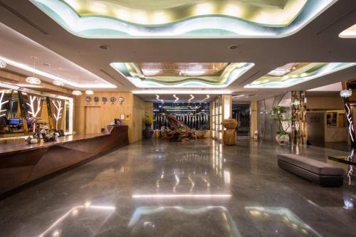 a large lobby with a skylight and a ceiling at Shianghu Boutique Hotel in Chiayi City