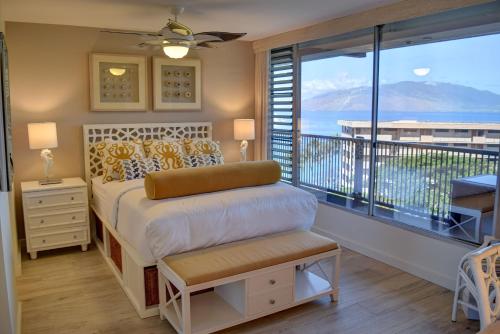 Un dormitorio con una cama y un balcón con vistas. en Mana Kai 711C, en Wailea