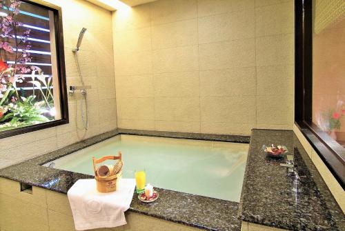 Bazén v ubytování Chyuan Du Spring Resort nebo v jeho okolí