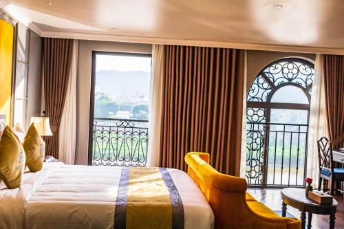 ein Schlafzimmer mit einem Bett und einem großen Fenster in der Unterkunft Michi's hotel laocai in Lào Cai
