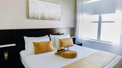 فندق كازا بوتيك في ميامي بيتش: غرفة نوم مع سرير مع قبعة عليه