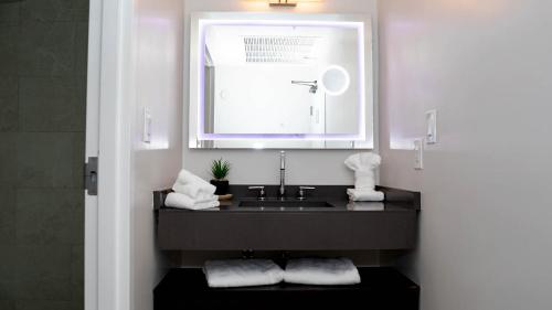 فندق كازا بوتيك في ميامي بيتش: حمام مع حوض ومرآة
