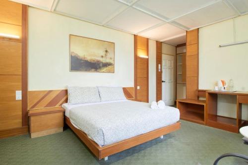 a bedroom with a bed in a room at Bellevue The Penang Hill Hotel, Bukit Bendera in Ayer Itam