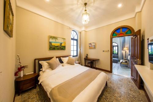 a bedroom with a large bed in a room at Lansheng yard in Xiamen
