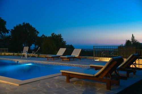 Πισίνα στο ή κοντά στο Sunset & Sunrise Villas in Stanisici-Two Villas With Common Pool