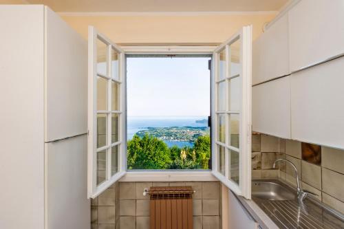 a window in a kitchen with a view of the ocean at Casa panoramica in Salò