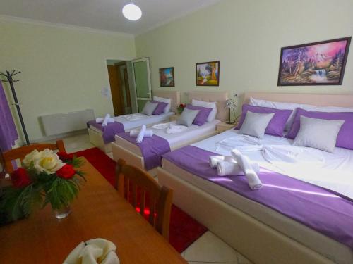 A bed or beds in a room at Hotel Bicaj