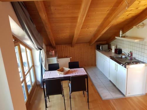 cocina con mesa y sillas en una habitación en Ferienwohnung-am-Chiemsee, en Grabenstätt