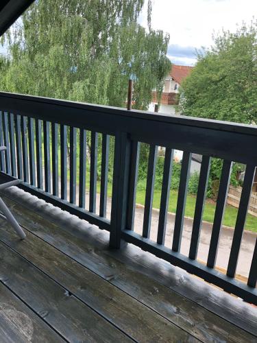 terraza de madera con barandilla en el porche en Ferienwohnung-am-Chiemsee, en Grabenstätt