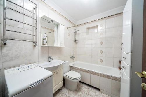 Vonios kambarys apgyvendinimo įstaigoje FULL HOUSE апартаменти на Площі Ринок