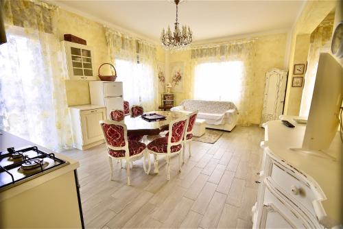 Gallery image of Le Bouganville Apartment in Desenzano del Garda