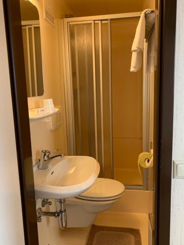 A bathroom at Pension Seeheim