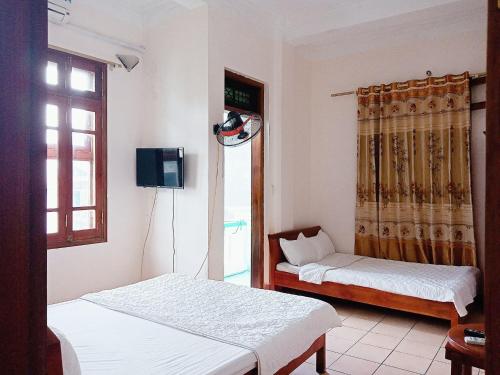 Un pat sau paturi într-o cameră la Ngoc Son Tam Dao Hotel