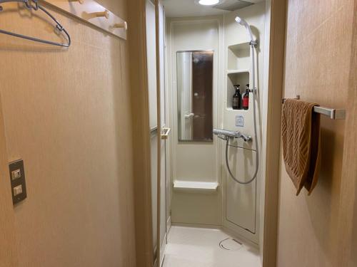 bagno con doccia e cabina doccia di Sakura Hotel Jimbocho a Tokyo