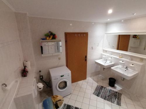 ein Bad mit einem WC und einem Waschbecken in der Unterkunft Ferienwohnung am Haffberg in Neverow