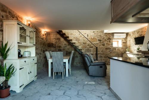 a kitchen with a table and chairs in a room at Casa de São Miguel in Aldeia de João Pires