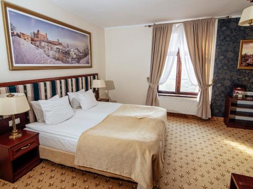 A bed or beds in a room at Hotel Zamek Gniew