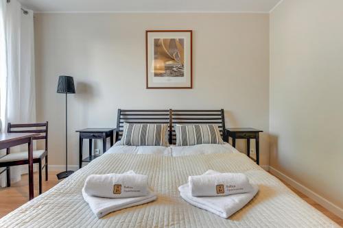 A bed or beds in a room at London Eye by Baltica Apartments