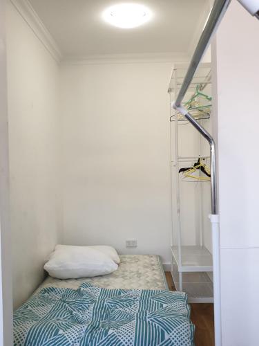 DIANELLA Budget Rooms Happy Place to Stayにあるベッド
