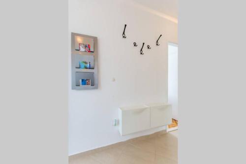 een witte kamer met muzieknoten op de muur bij Flora three bedroom apartment near beach in Dubrovnik