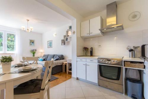 Flora three bedroom apartment near beach