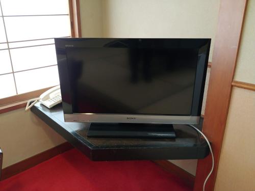 Una televisión o centro de entretenimiento en Hotel Miya Rikyu