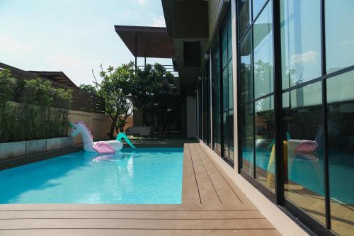Πισίνα στο ή κοντά στο Banamphur Pool Villa