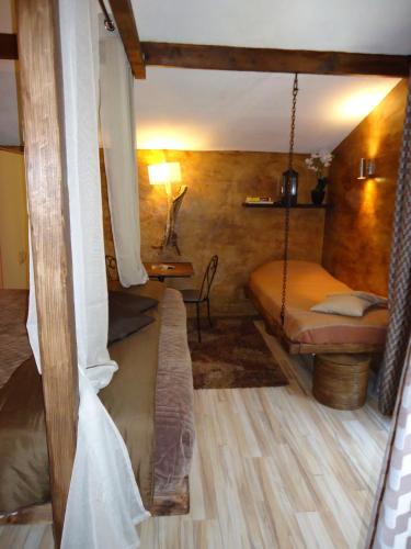 Cette chambre comprend un lit et une balançoire. dans l'établissement Villa Praesidio, à Riventosa