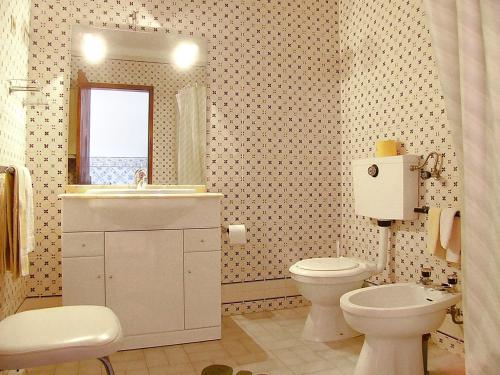 a bathroom with a toilet and a sink at Quinta Da Prova in Arcos de Valdevez