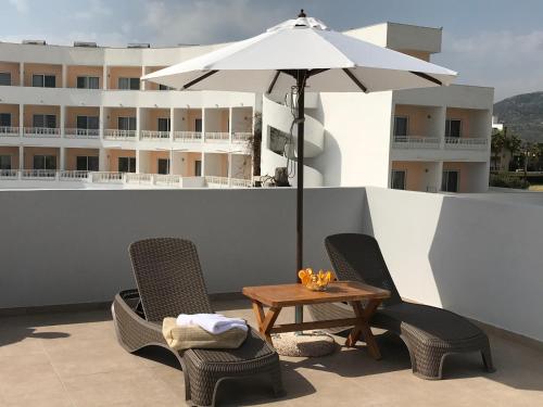 Ruang duduk di Fotakis Home - Comfortable newbuilt 2 Bedroom Home, 20 meters from the sea