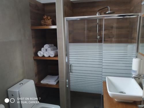 Ett badrum på Fotaki's Home - Comfortable newbuilt 2 Bedroom Home, 20 meters from the sea