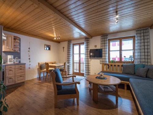 een woonkamer met een bank en een tafel bij Ferienhaus Bach Gotthard in Pfronten