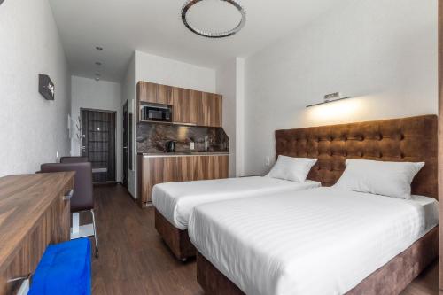 Кровать или кровати в номере barasport city apartments
